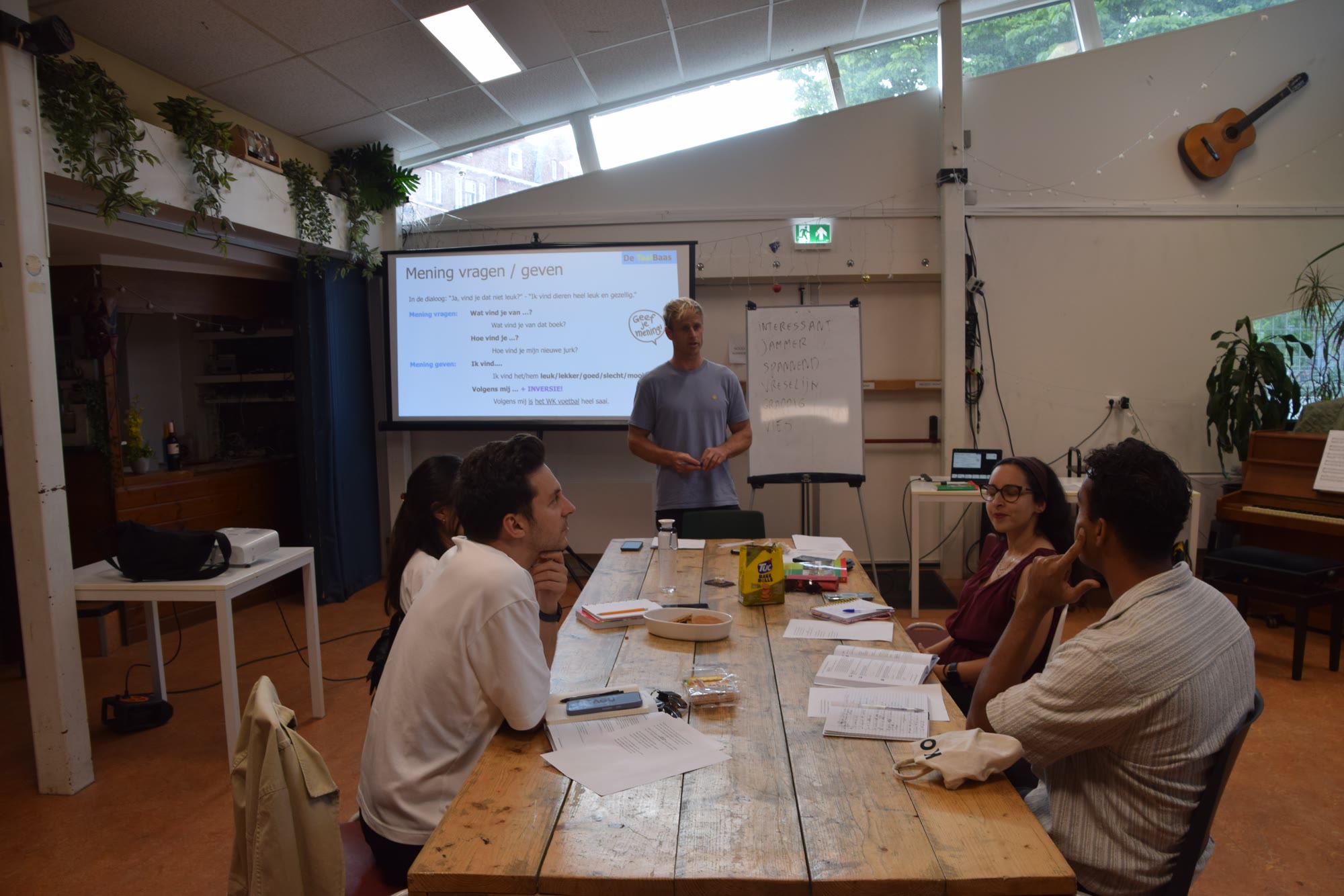 Studenten werken samen aan een opdracht
